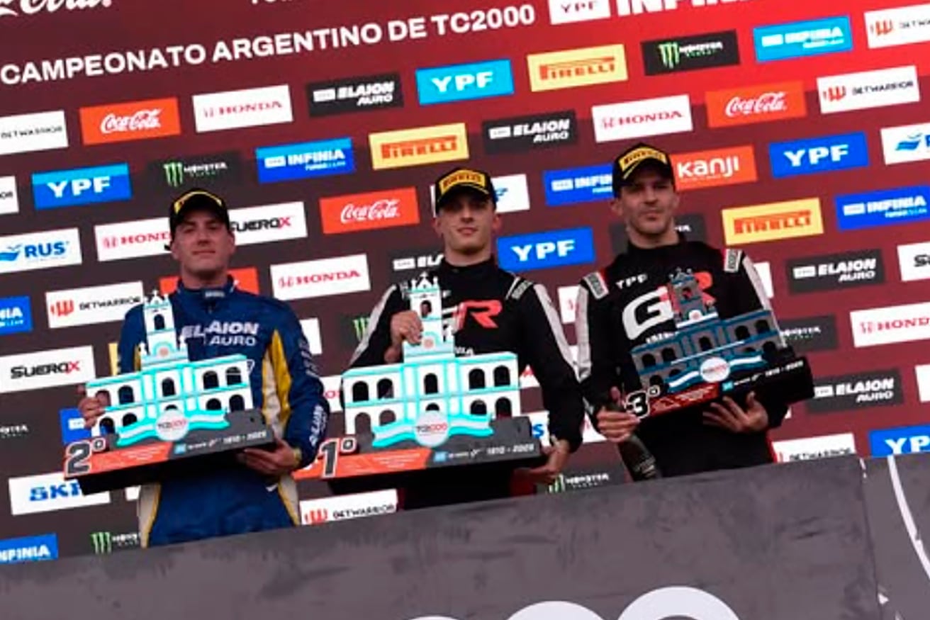 El ganador Stang, flanqueado por Vivian y Rossi