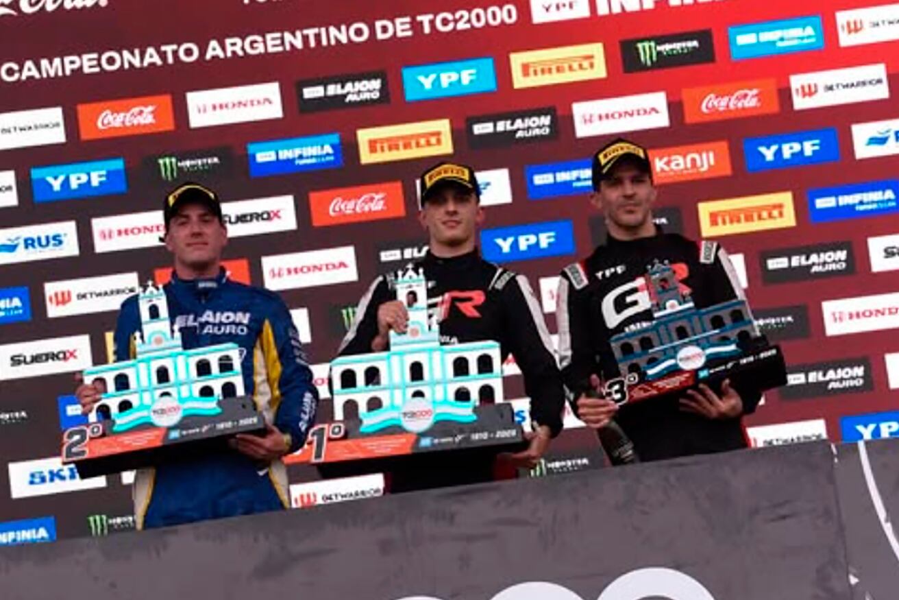 El ganador Stang, flanqueado por Vivian y Rossi