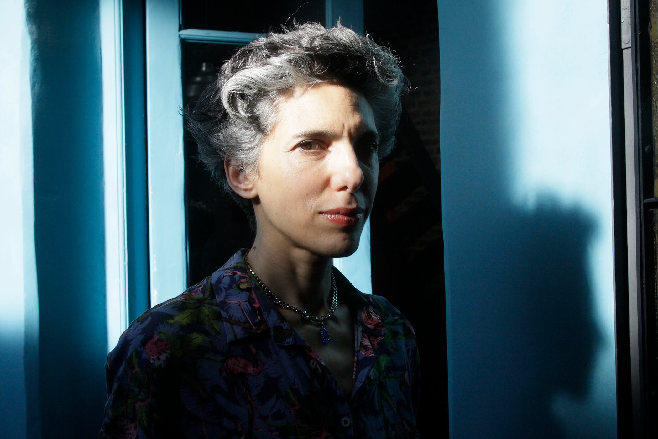 La novela de Analía Couceyro está repleta de manos, objetos y miradas.