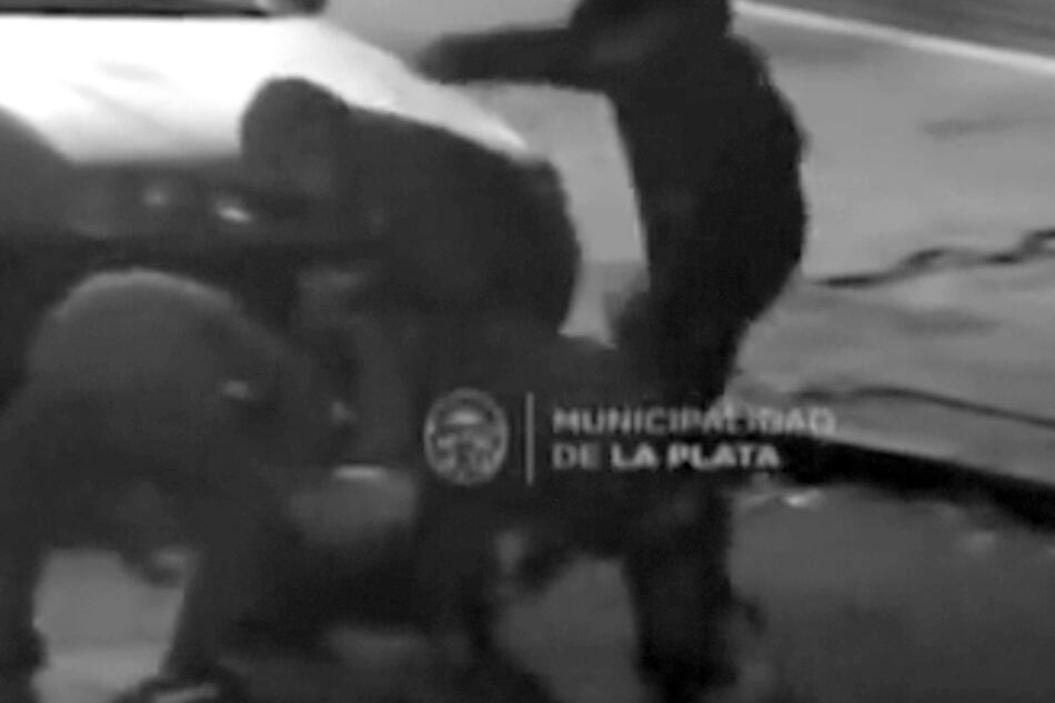 El ataque a la pareja quedó registrado por las cámaras de seguridad municipales.