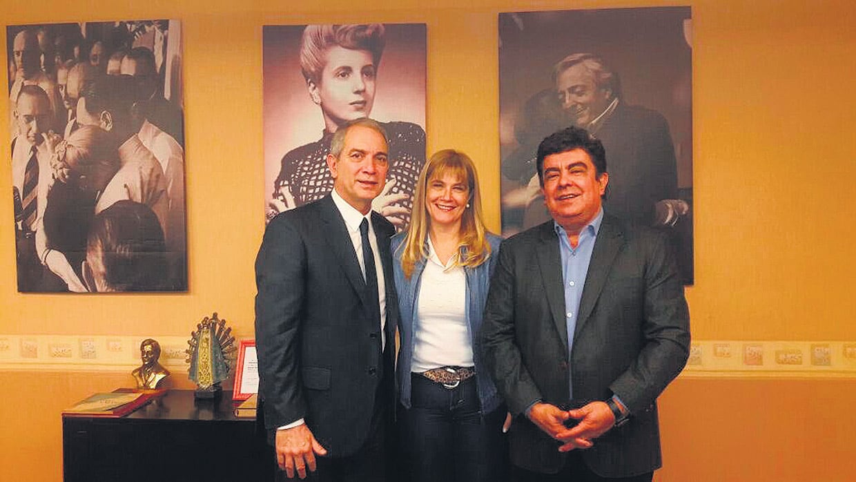 Verónica Magario flanqueada por Julio Alak y Fernando Espinoza.