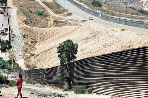 En la frontera sur ya existen unos 1100 kilómetros de muros y vallas: Trump va por más.