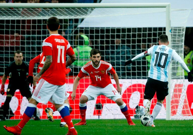 Messi lidera la delantera argentina ante una Rusia bien abroquelada en el fondo.