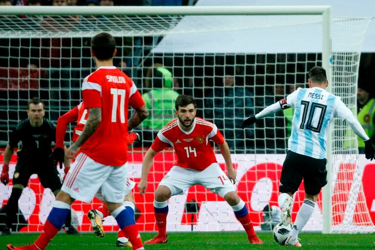 Messi lidera la delantera argentina ante una Rusia bien abroquelada en el fondo.