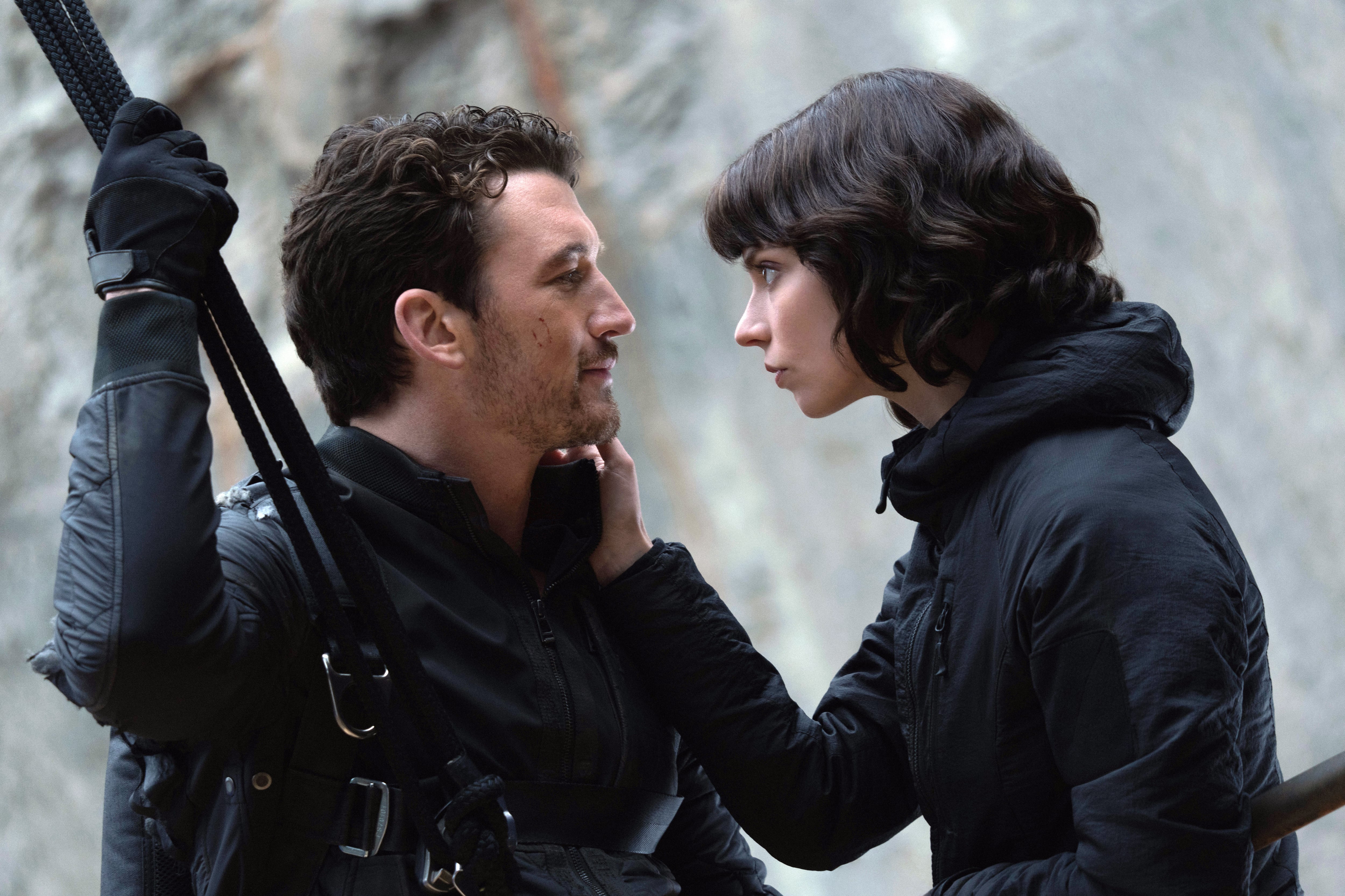 Miles Teller y Anya Taylor-Joy, dos agentes reclutados para vigilar un misterioso abismo.