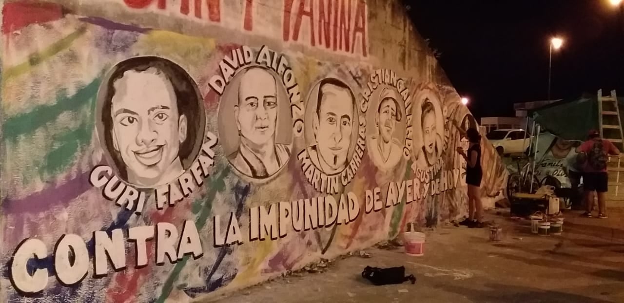Mural pintado por familiares