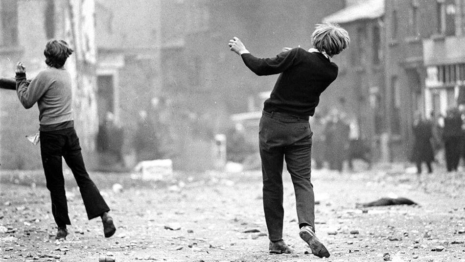 "Un elemento suelto en la imagen de Dennis Adams, la resistencia argentina según Adriana Lestido y la belleza gestual de la rebelión en Irlanda del Norte según Gilles Caron. En la tapa: imagen intervenida de Wolf Vostell, Dutschke, de 1968. (12985)"