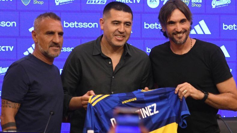 Raúl Cascini y Juan Román Riquelme en la presentación de Diego Martínez como nuevo DT de Boca.