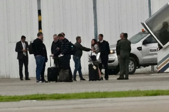 La tiktokera Macarena Jimena Rodríguez bajando esta mañana del vuelo presidencia.