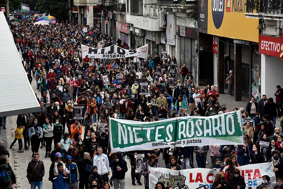 1) La bandera de Nietes Rosario se mostró por primera vez.  2) El recuerdo de los desaparecidos. (crédito: Andrés Macera)
