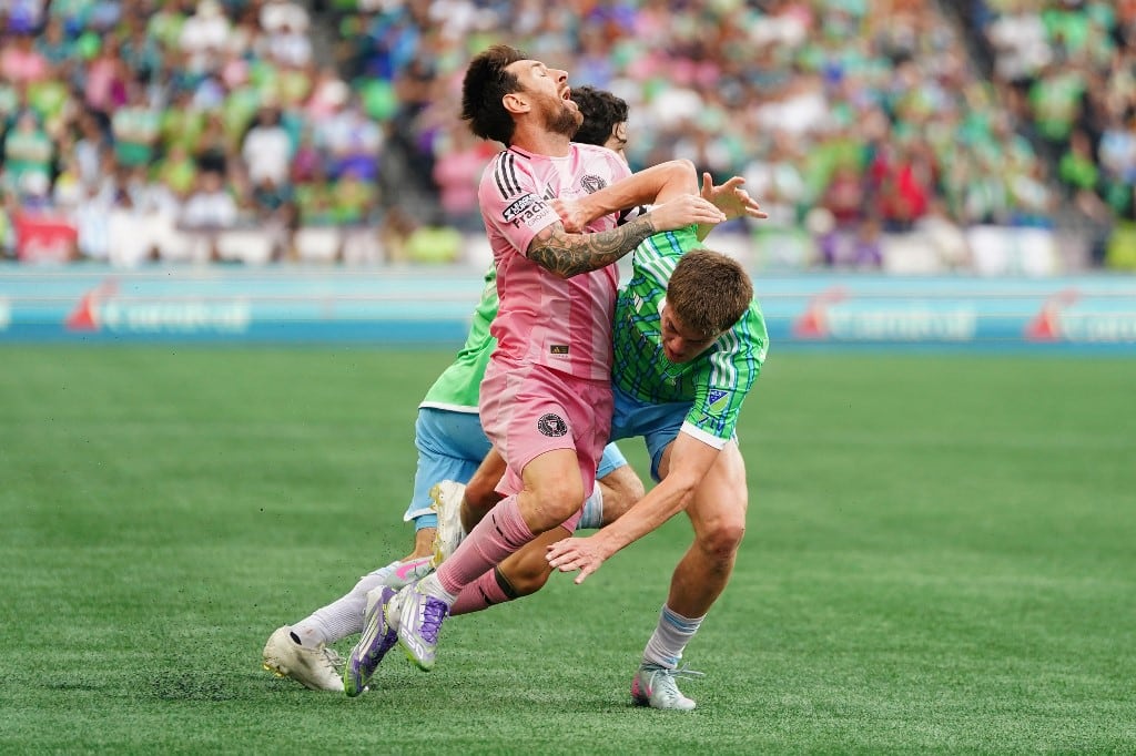 Messi busca la falta ante la doble marca del Seattle.