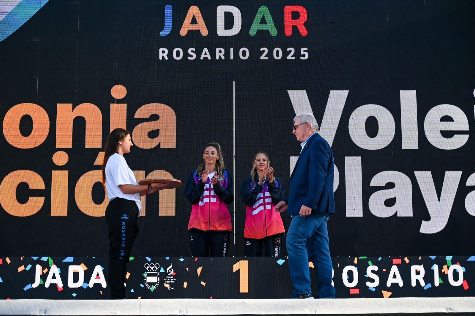 El presidente del COA a punto de entregar medallas