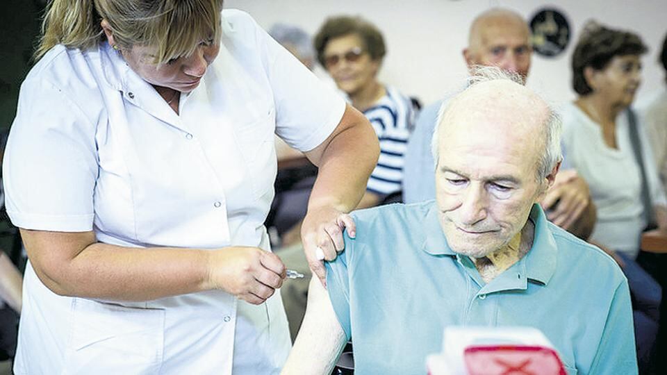 El jueves a las 6 de la mañana empieza la inscripción de personas entre 70 y 74 años.