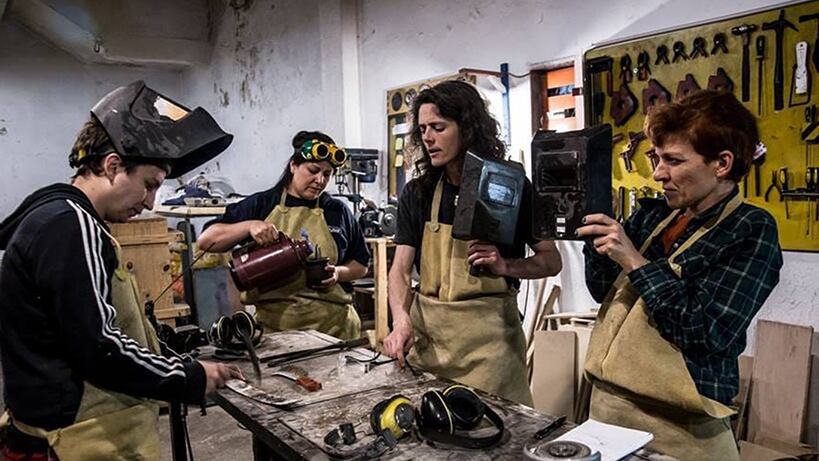 La Escuela de Herrería Lesbiana en acción