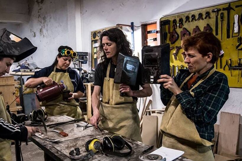 La Escuela de Herrería Lesbiana en acción
