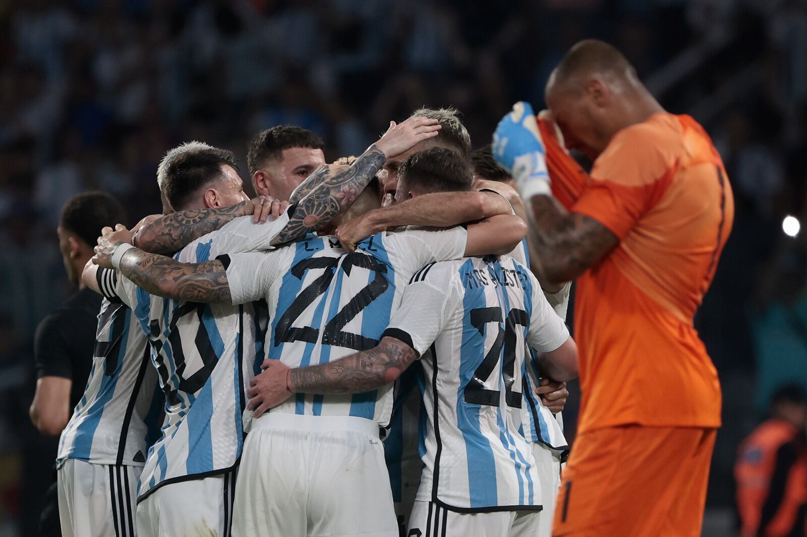 Los jugadores se abrazan en el festejo