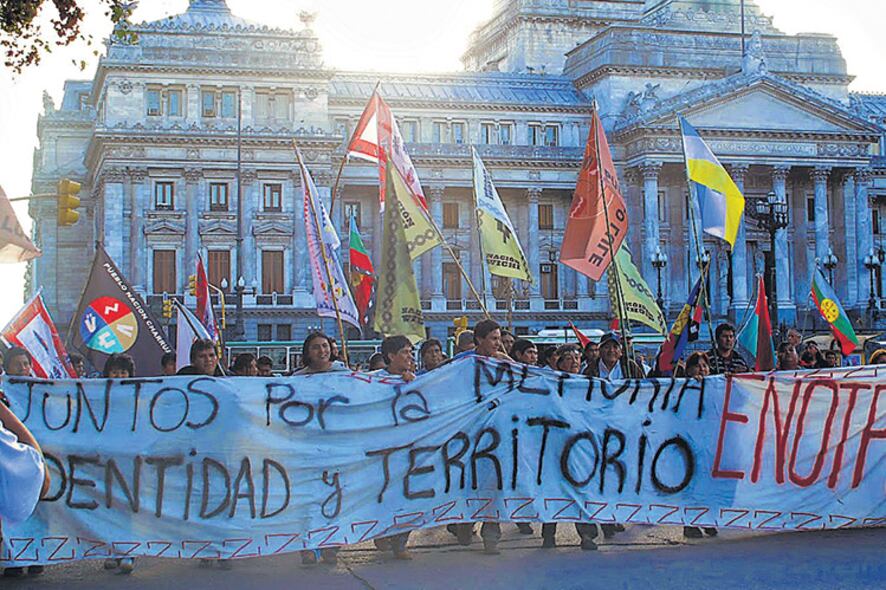 Distintas organizaciones y comunidades indígenas organizan una masiva movilización frente al Congreso.