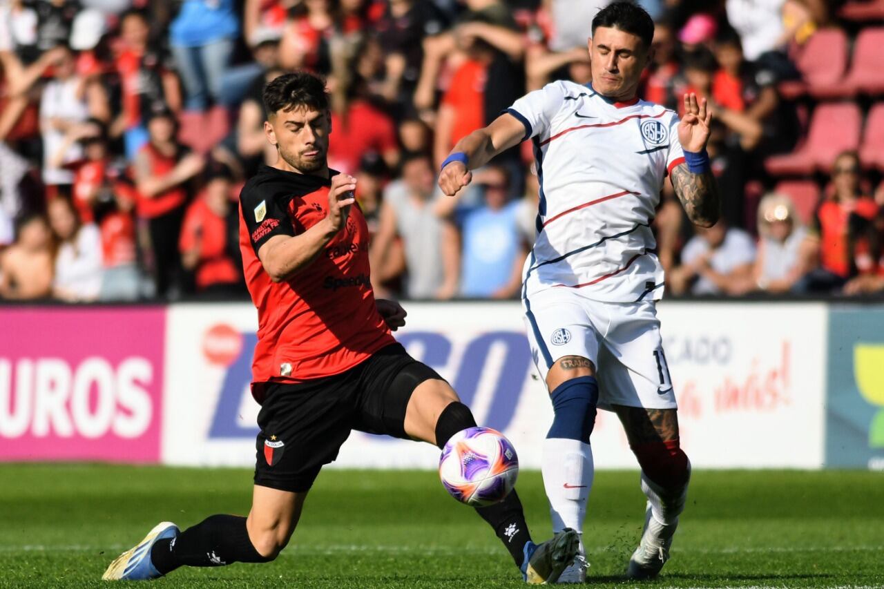 El partido en Santa Fe se jugó lejos de los arcos.