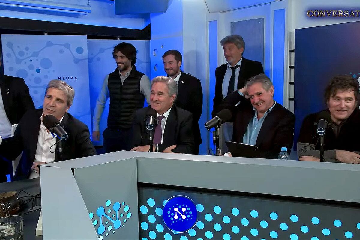 Hace un mes Milei y el equipo económico gritó en Neura, "el dólar flota" y negó toda intervención.