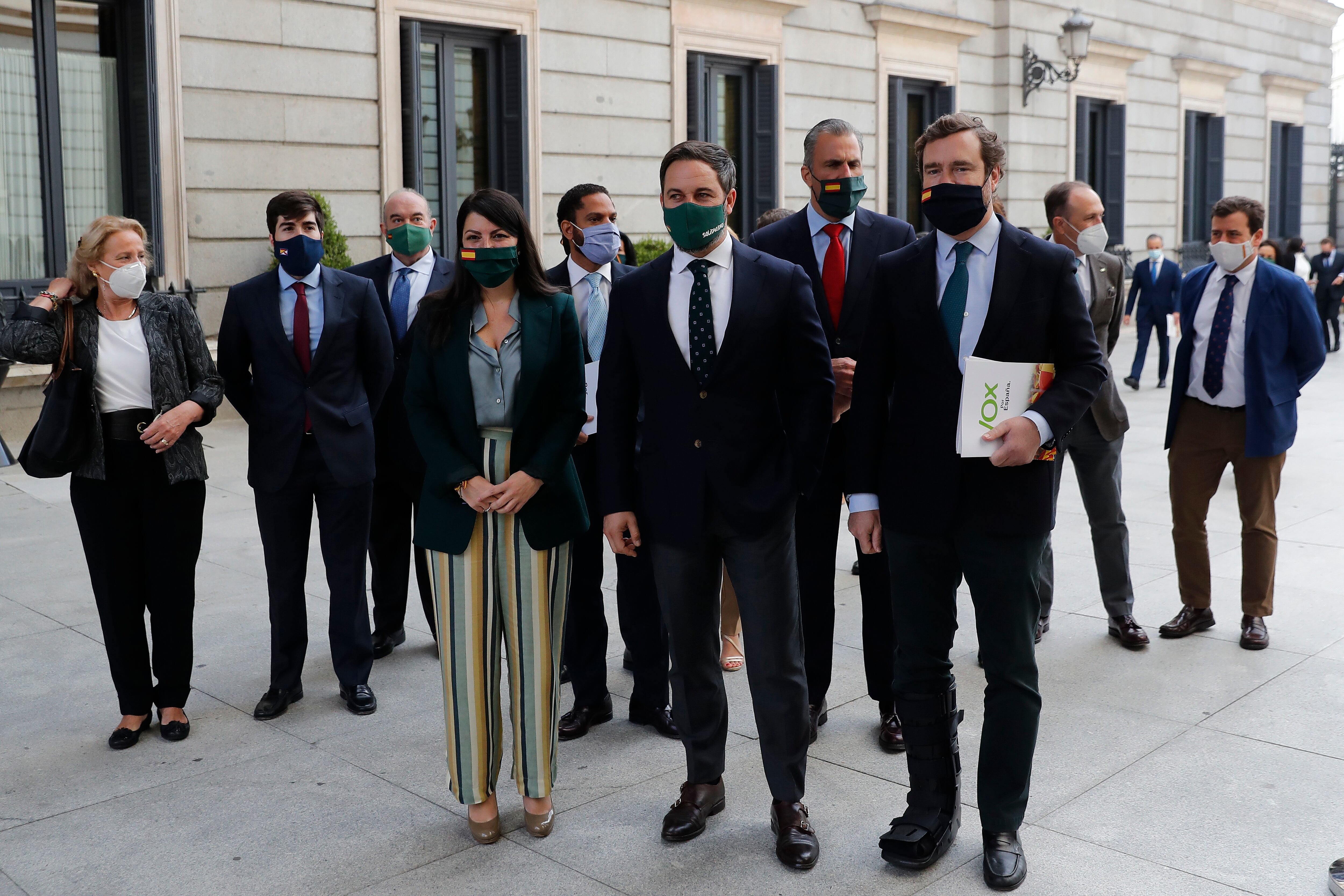 Santiago Abascal (centro). 