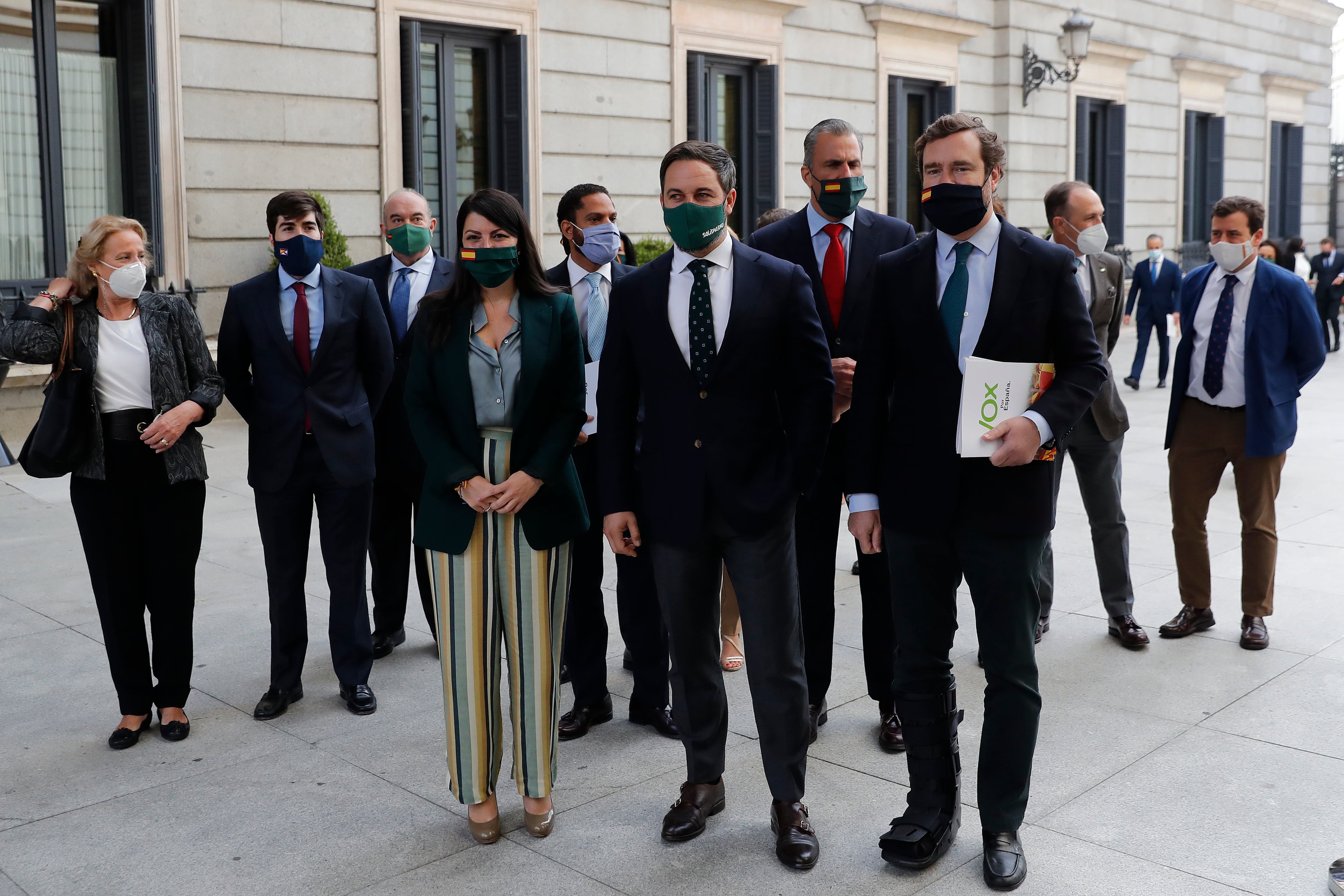 Santiago Abascal (centro). 