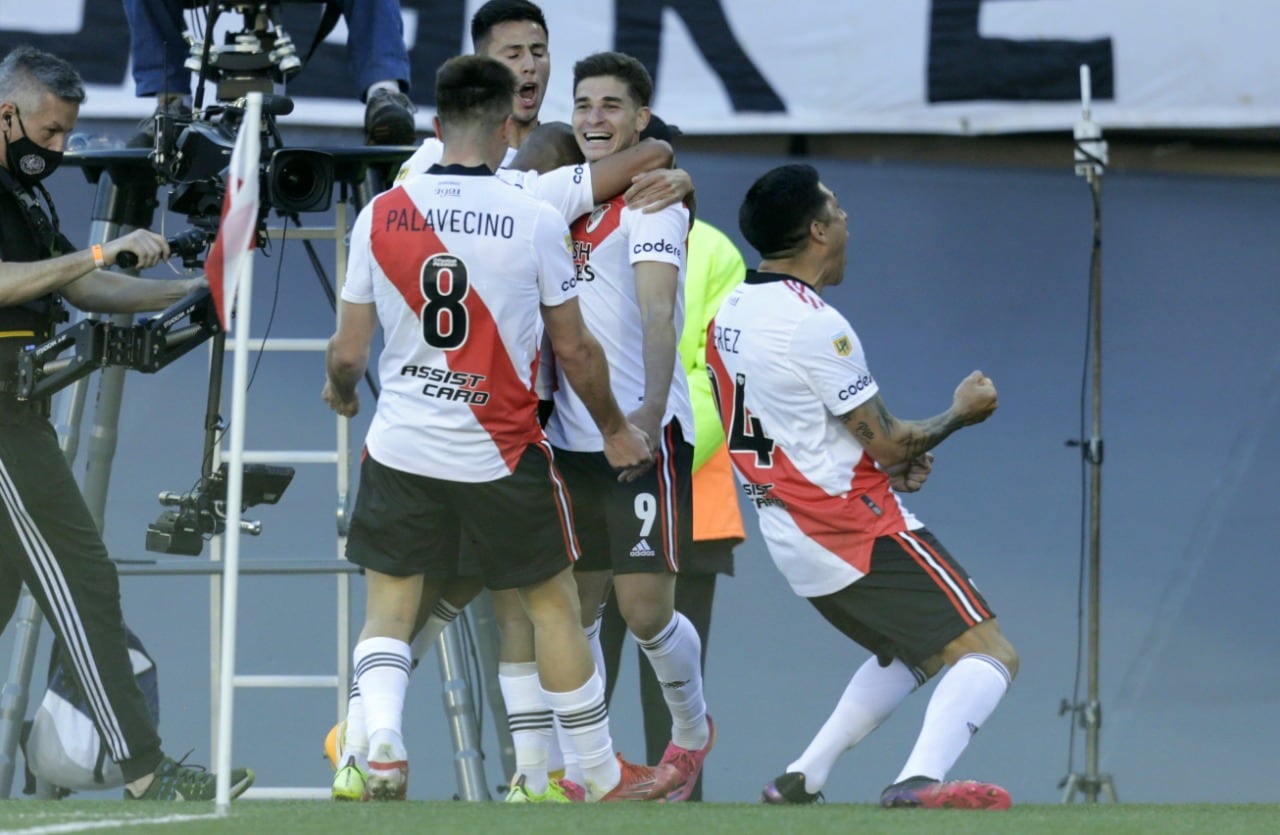 La alegría de Alvarez luego de convertir su primer gol