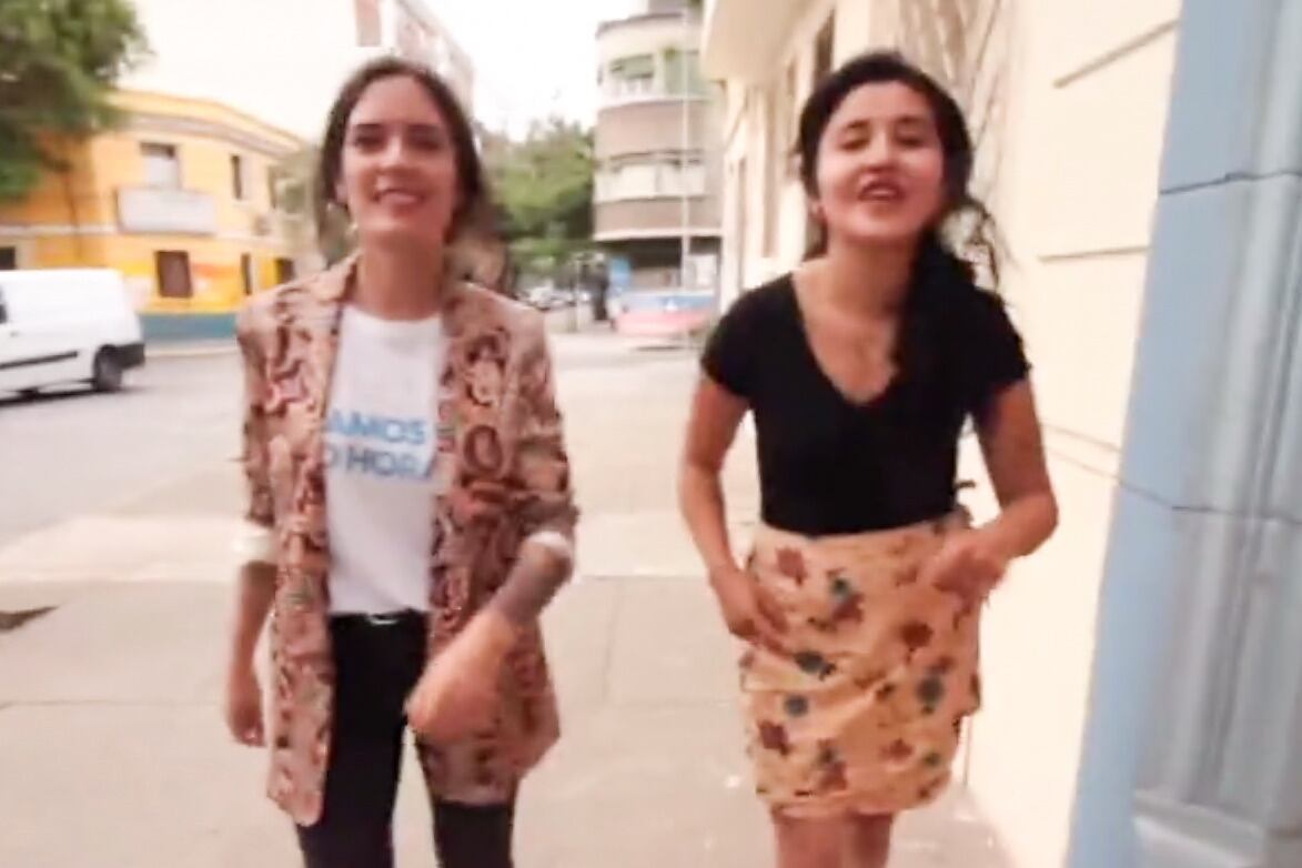 Camila Vallejo y Daniela Serrano, en el video. 