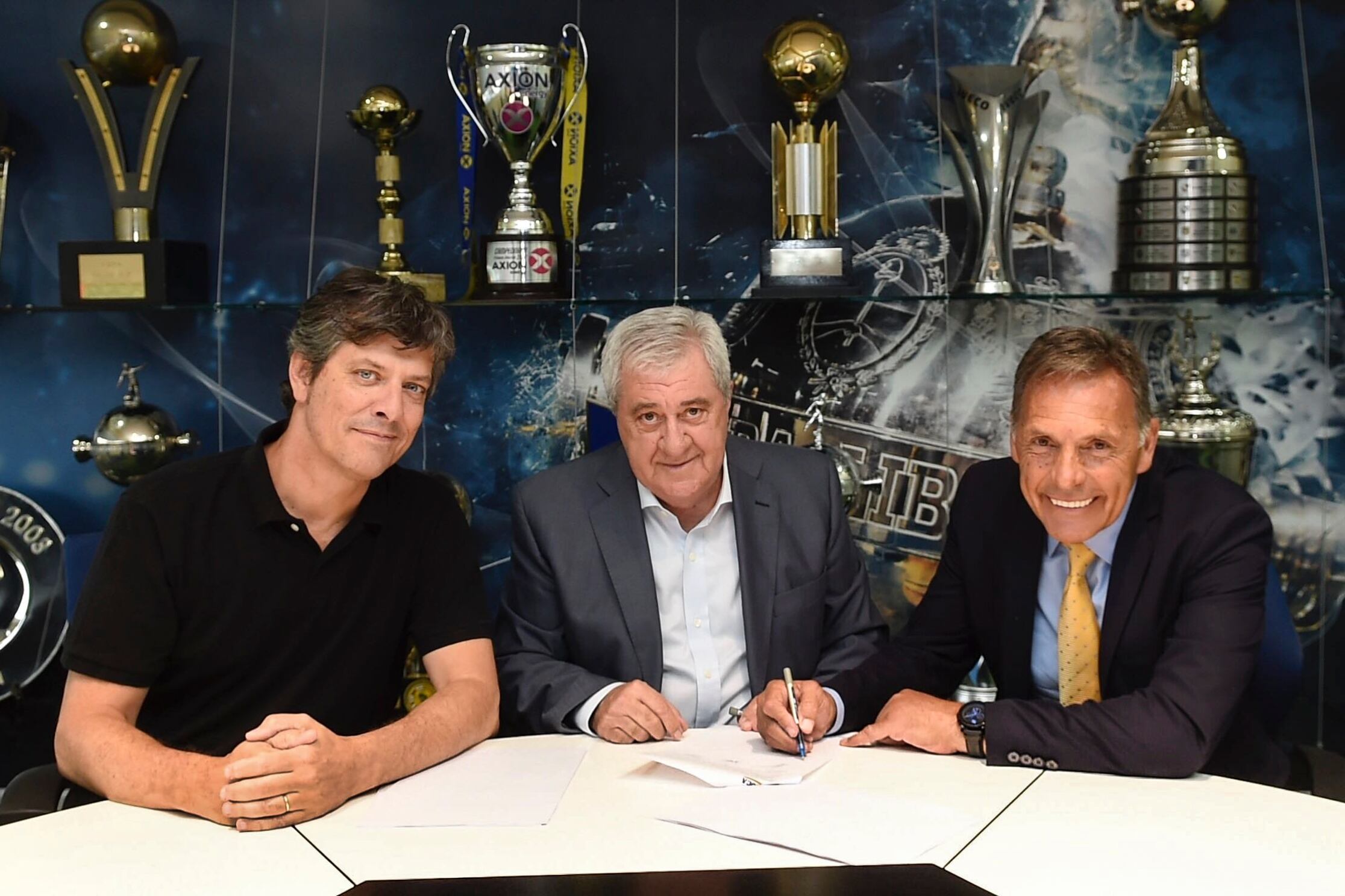 Pergolini (izq.), Ameal (centro) y Russo, el día que el DT firmó contrato en Boca.