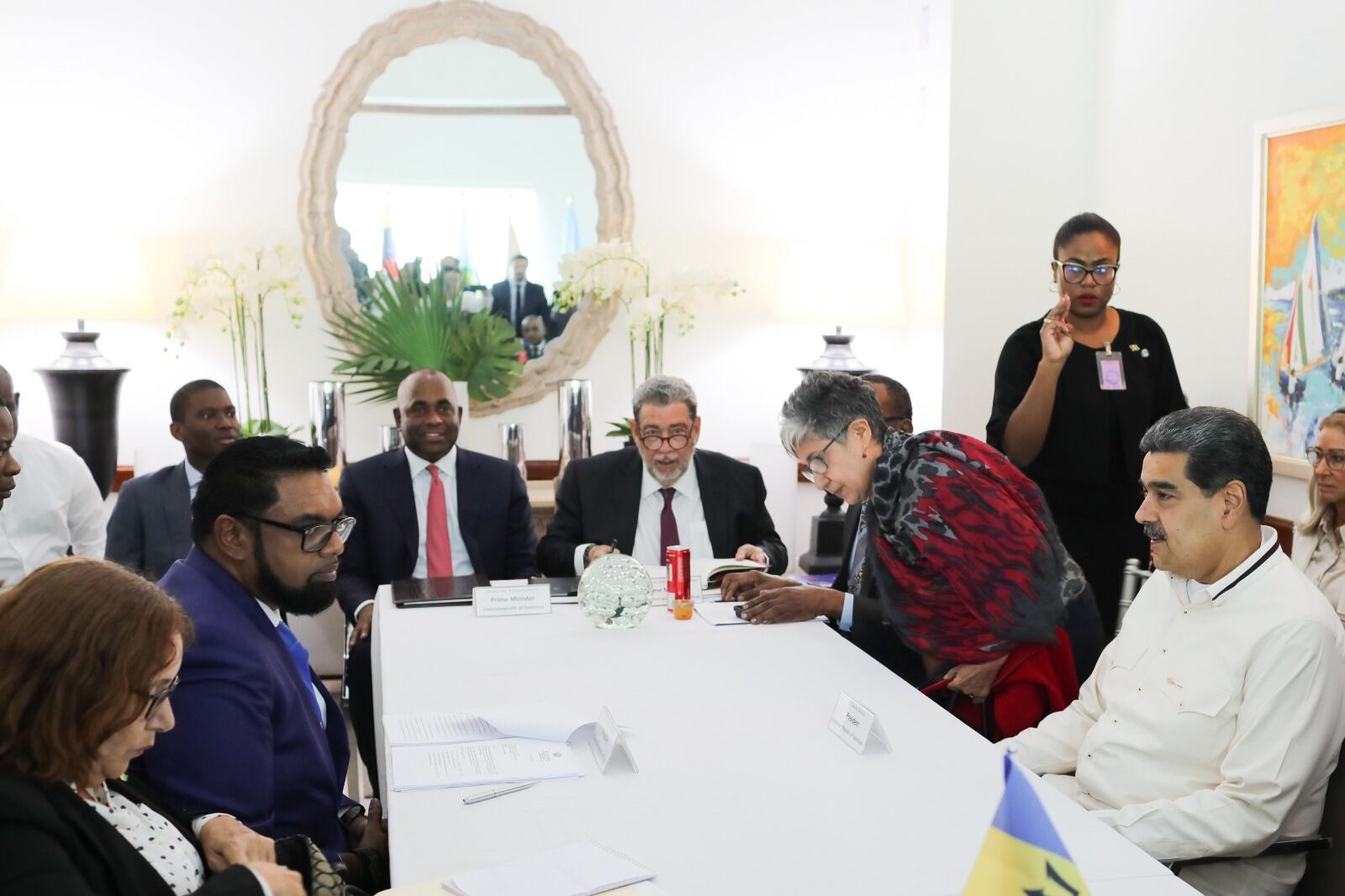  Maduro (d), y el mandatario de Guyana, Irfaan Ali (2i), en San Vicente y las Granadinas.