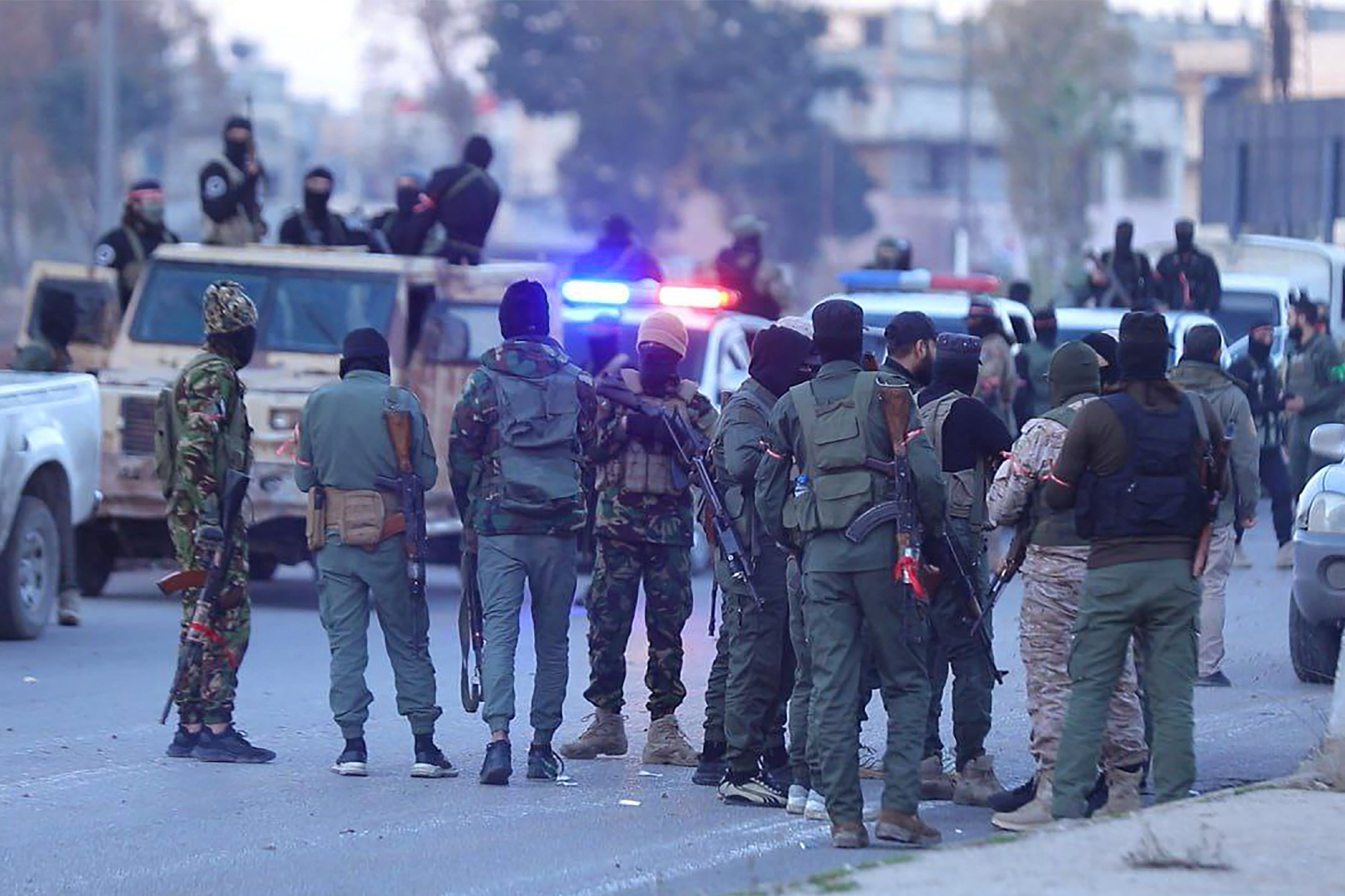 Hombres enmascarados a bordo de camionetas y tanques recorrieron las calles de Homs