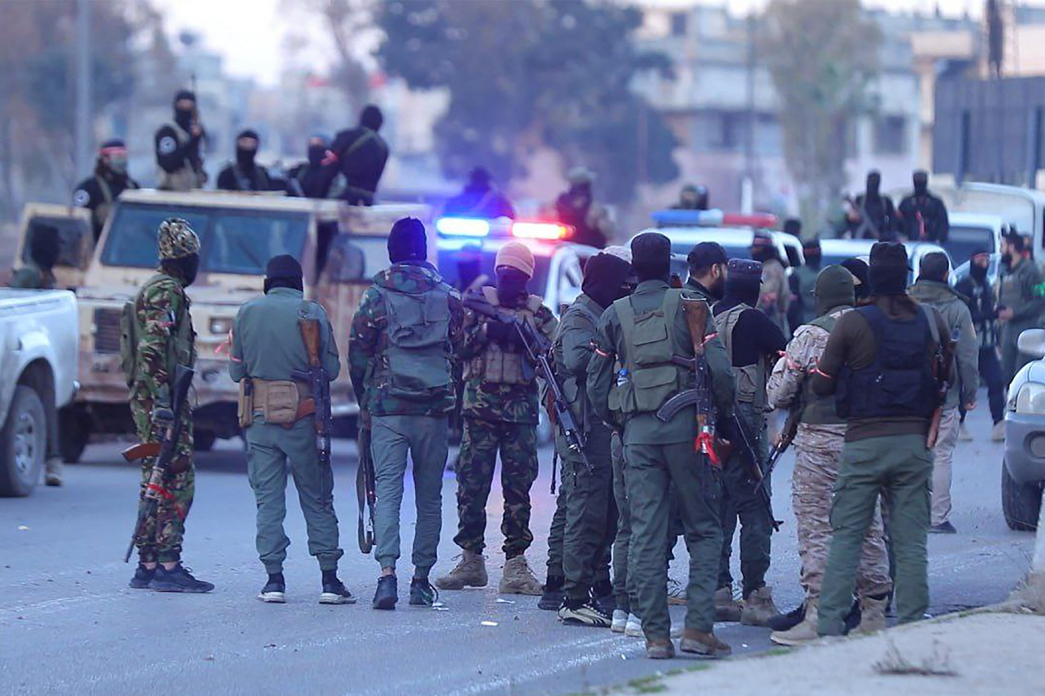 Hombres enmascarados a bordo de camionetas y tanques recorrieron las calles de Homs