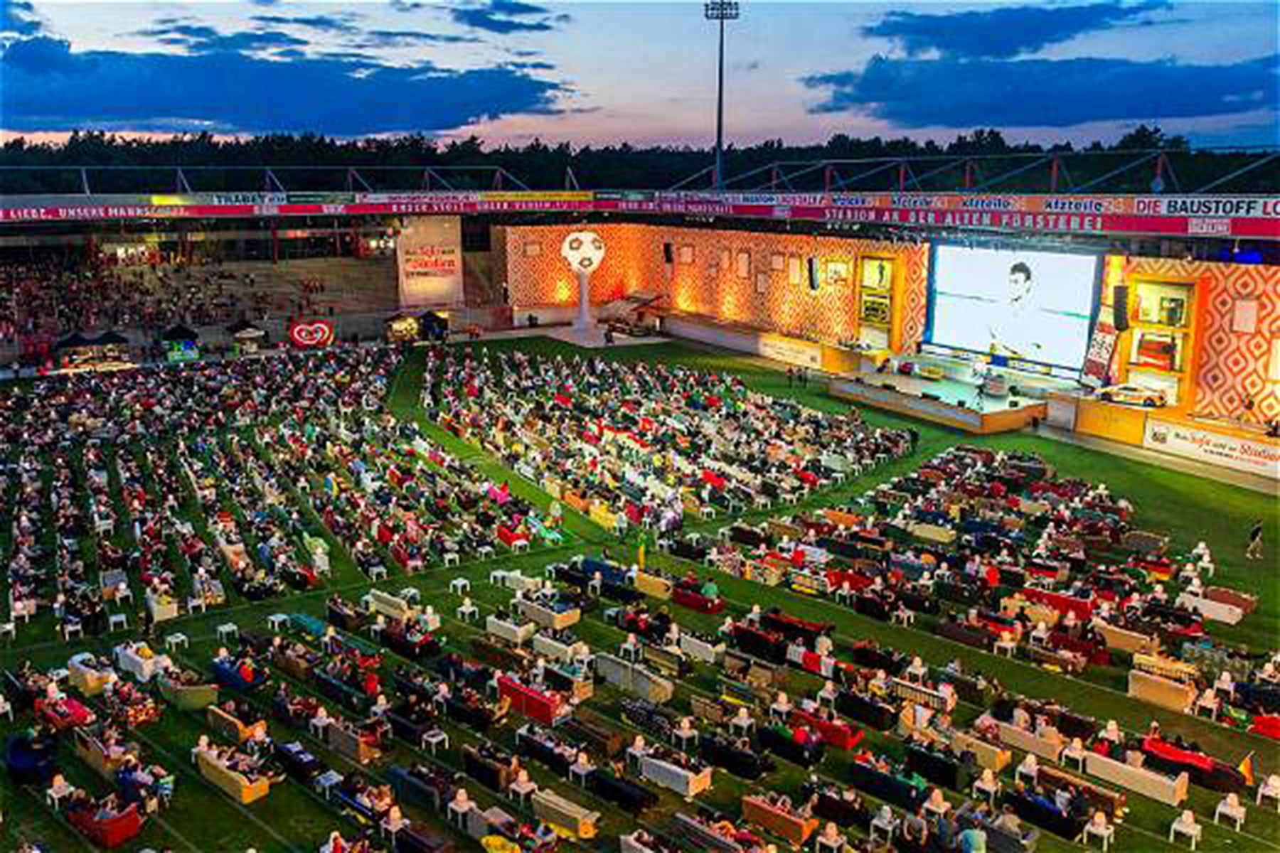 Durante el Mundial de Brasil, los hinchas de Union Berlín llevaron sillones al estadio para ver los partidos de Alemania.