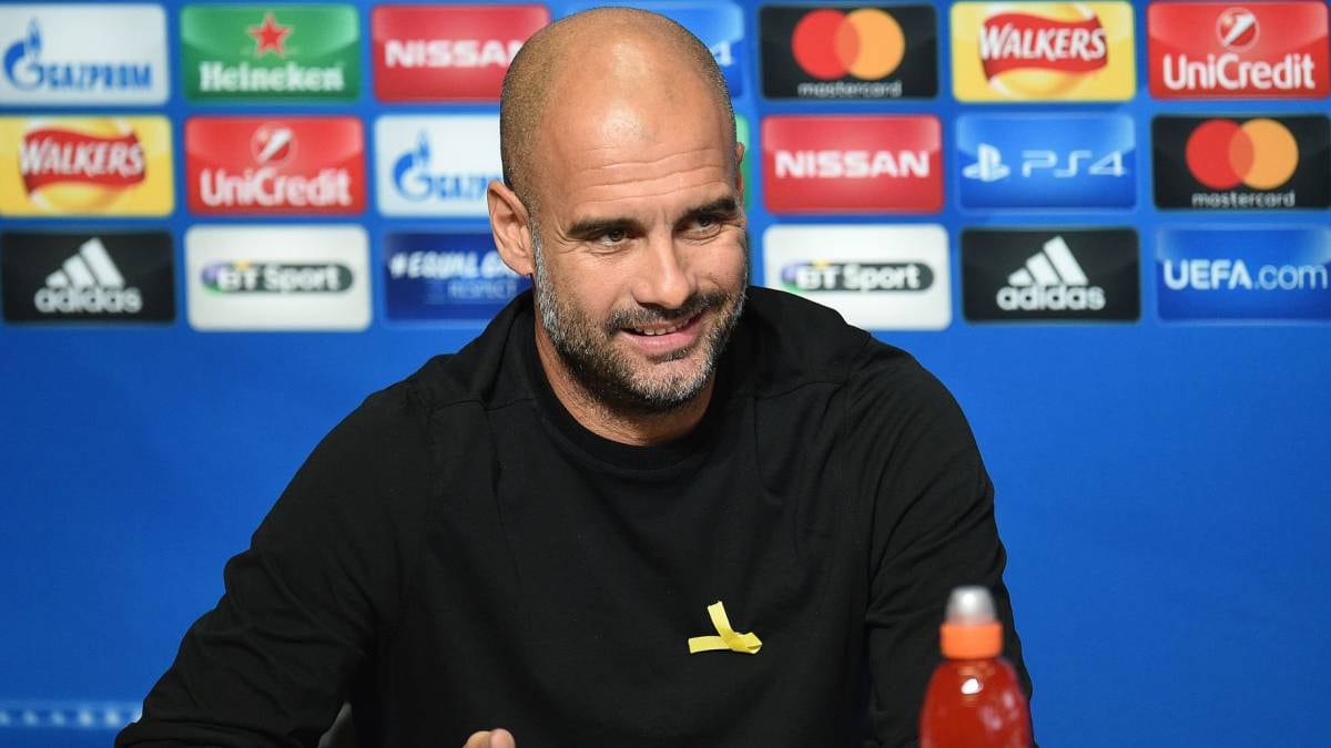 Guardiola, con el lazo amarillo, en apoyo a los presos políticos catalanes.