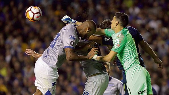 Andrada salta para despejar la pelota justo antes del golpe de Dedé.