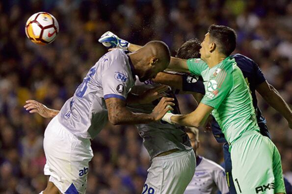 Andrada salta para despejar la pelota justo antes del golpe de Dedé.