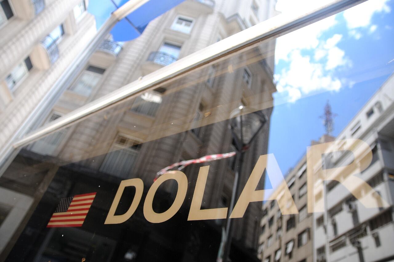 El dólar paralelo volvió a bajar este martes 3 pesos y terminó en 165 pesos. Desde el pico del 23 de octubre acumula una disminución de 30 pesos. 