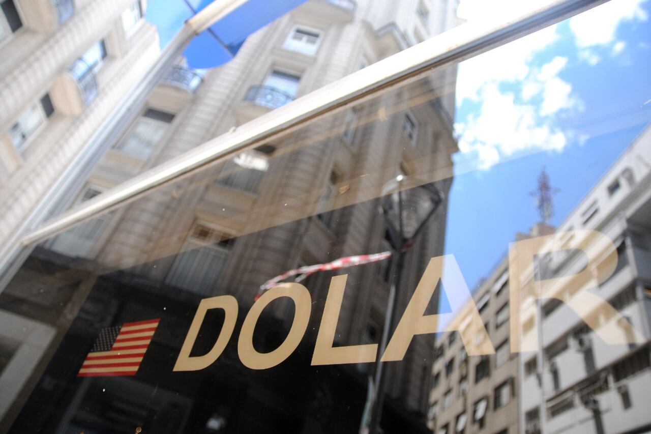 El dólar paralelo volvió a bajar este martes 3 pesos y terminó en 165 pesos. Desde el pico del 23 de octubre acumula una disminución de 30 pesos.