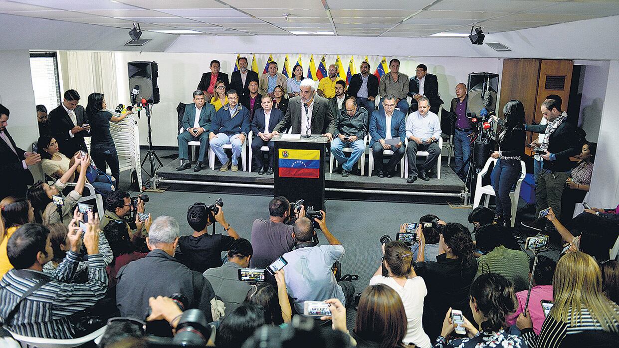 Conferencia de prensa de la MUD para anunciar que se baja de las elecciones de abril.