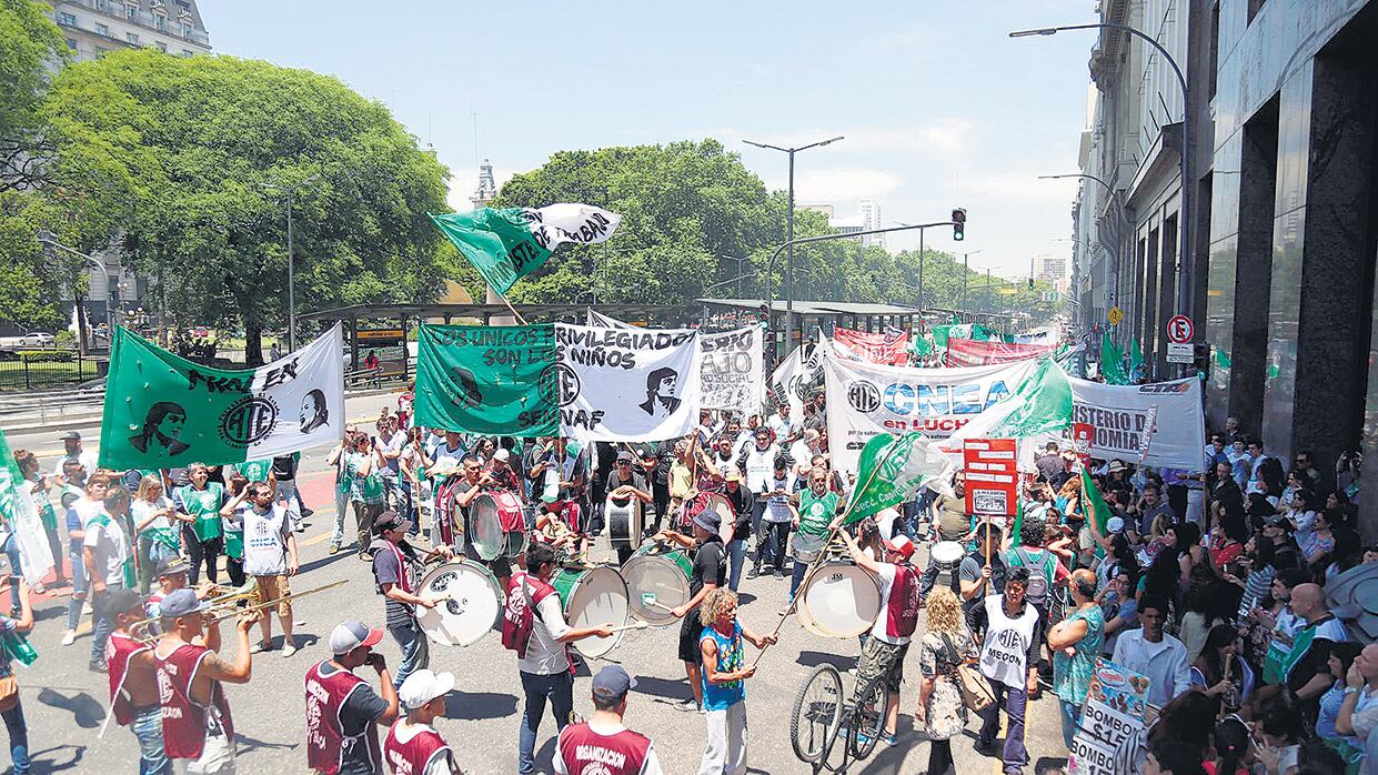Los estatales de ATE cortaron en Corrientes y Callao y sobre Paseo Colón, frente a Energía.