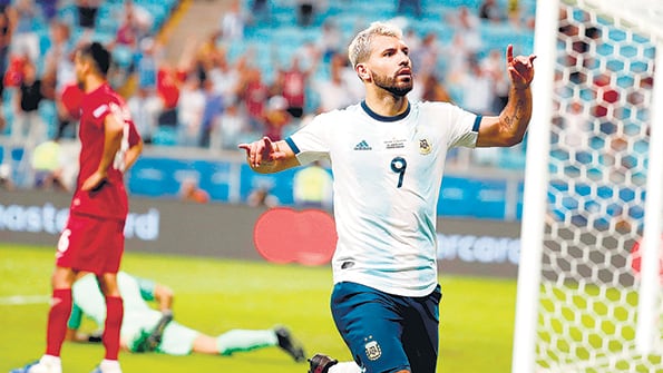 Sergio Agüero festeja su gol sobre el final del partido.