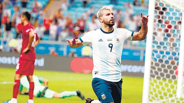 Sergio Agüero festeja su gol sobre el final del partido.