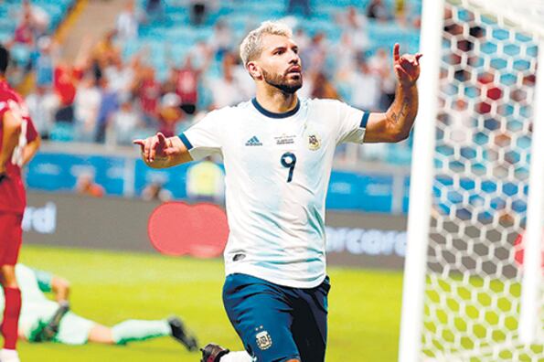 Sergio Agüero festeja su gol sobre el final del partido.