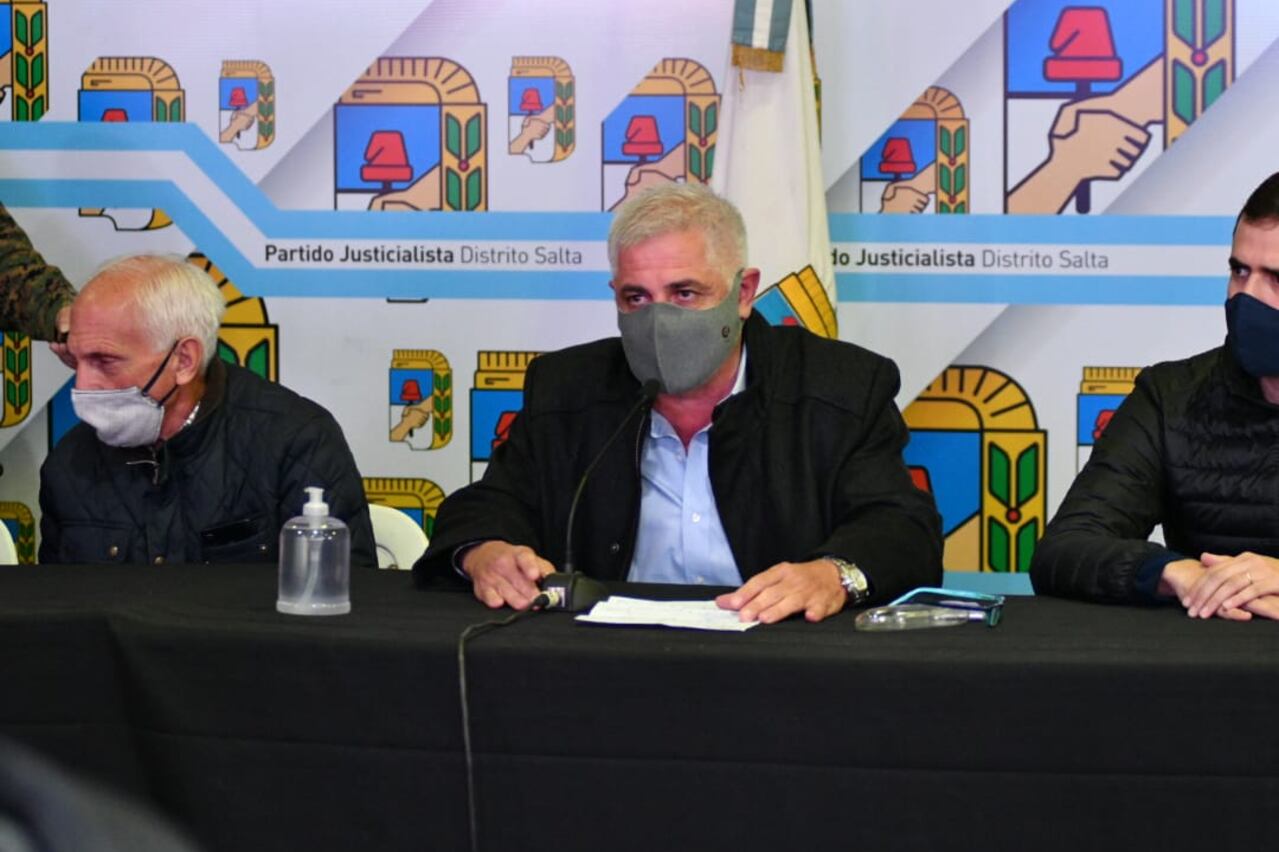 Outes al centro rodeado por López Arias y Estrada