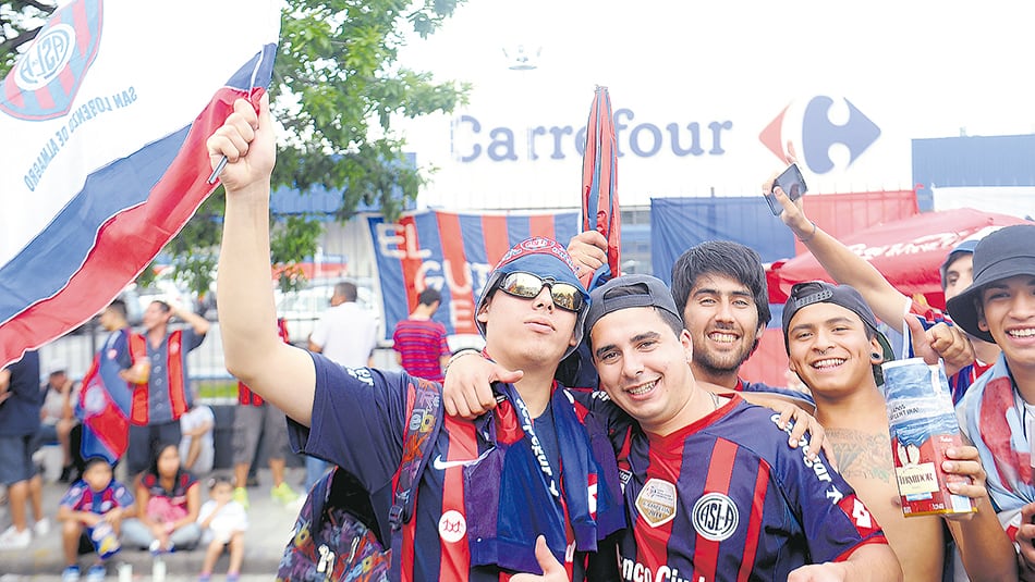 Los hinchas de San Lorenzo, con el Carrefour detrás.