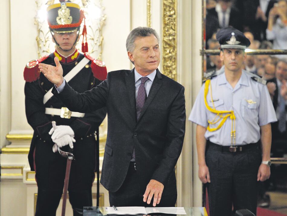 Mauricio Macri recordó en el acto en la Casa Rosada los tiempos en que flexibilizaba trabajadores en Sevel y saludó al gremialista que lo ayudó en esa tarea.