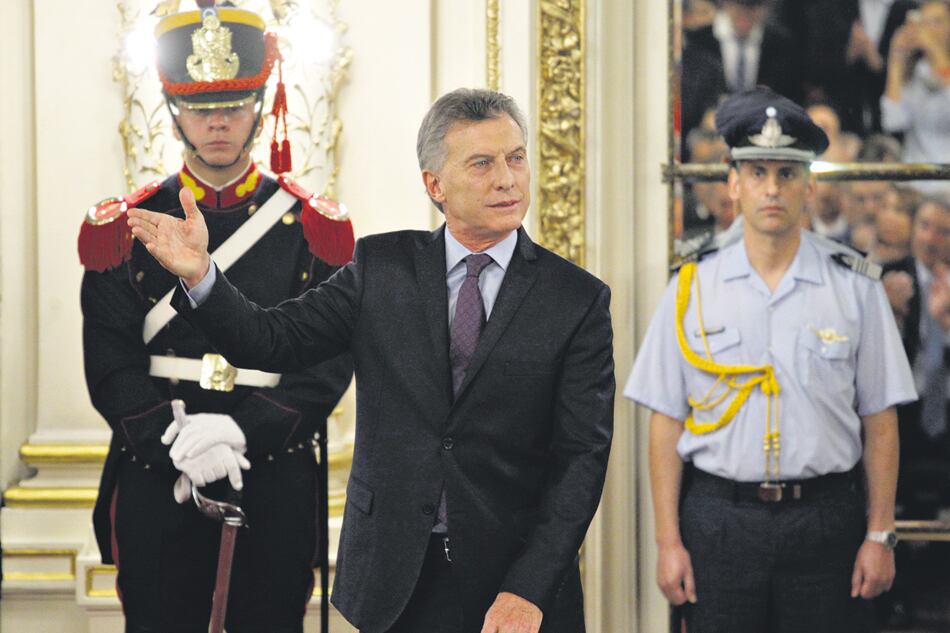 Mauricio Macri recordó en el acto en la Casa Rosada los tiempos en que flexibilizaba trabajadores en Sevel y saludó al gremialista que lo ayudó en esa tarea.