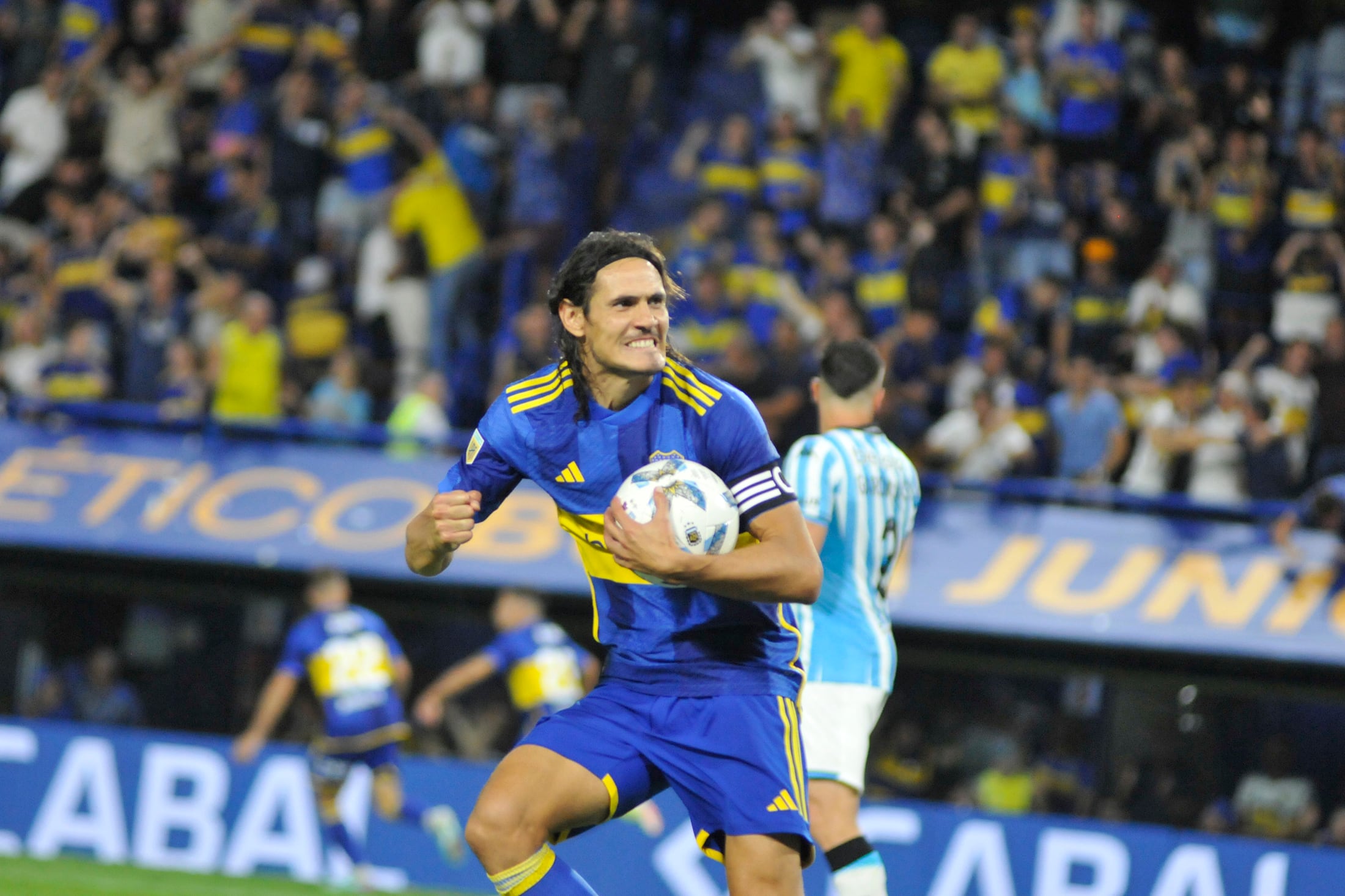 El uruguayo Cavani volvió a elevar su "ki", otra vez de local.