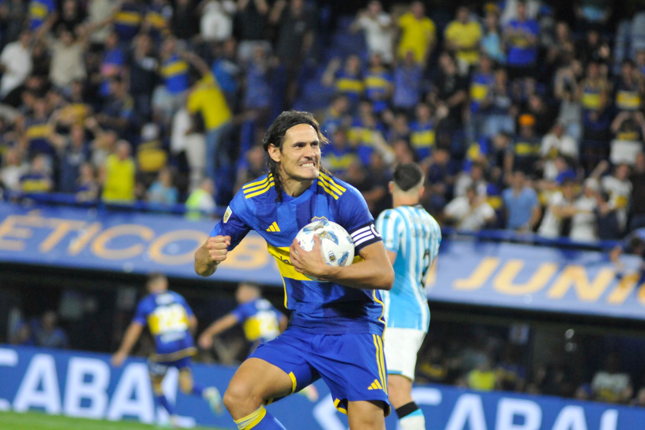 El uruguayo Cavani volvió a elevar su "ki", otra vez de local.