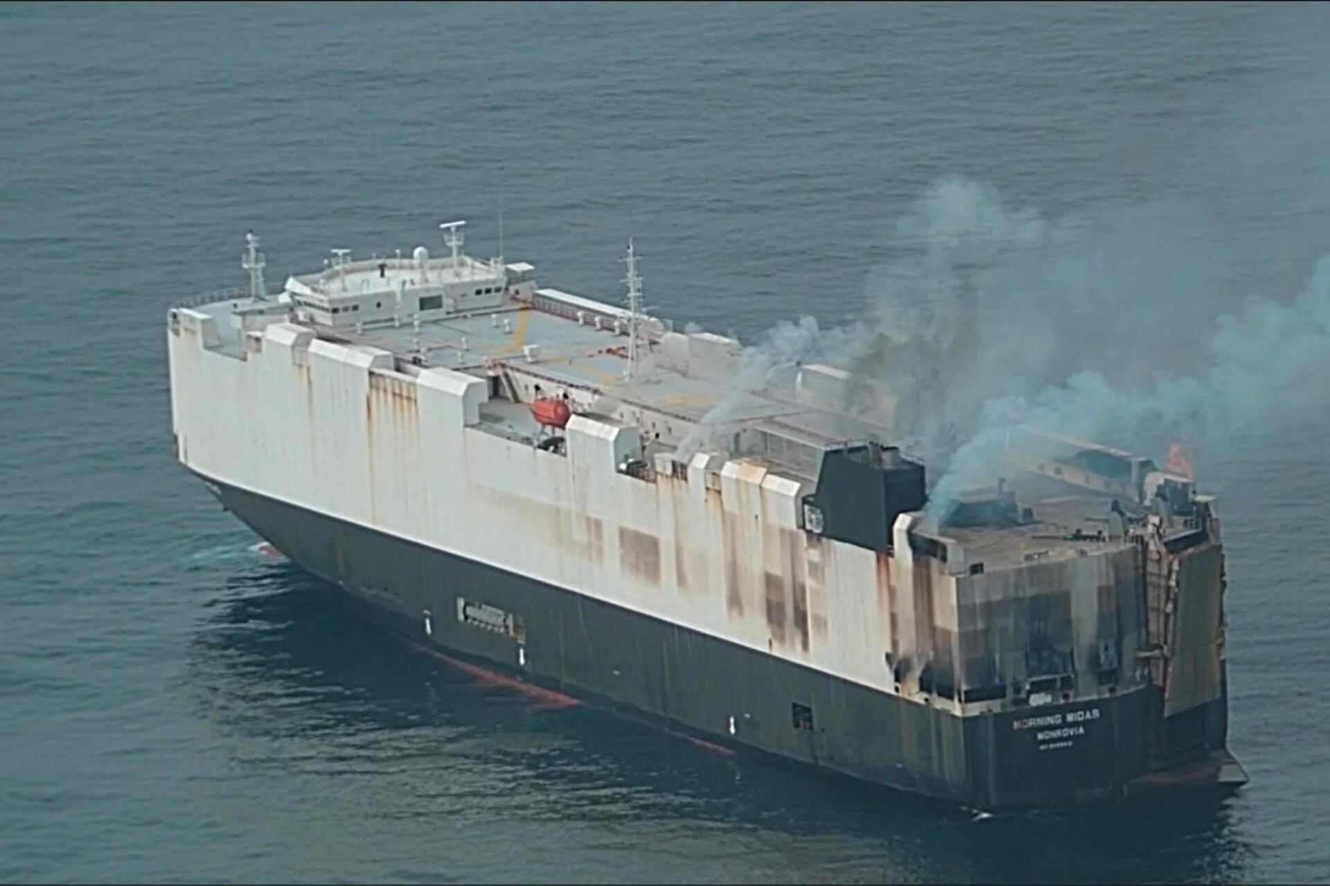 Se incendió un barco de carga con miles de autos eléctricos frente.