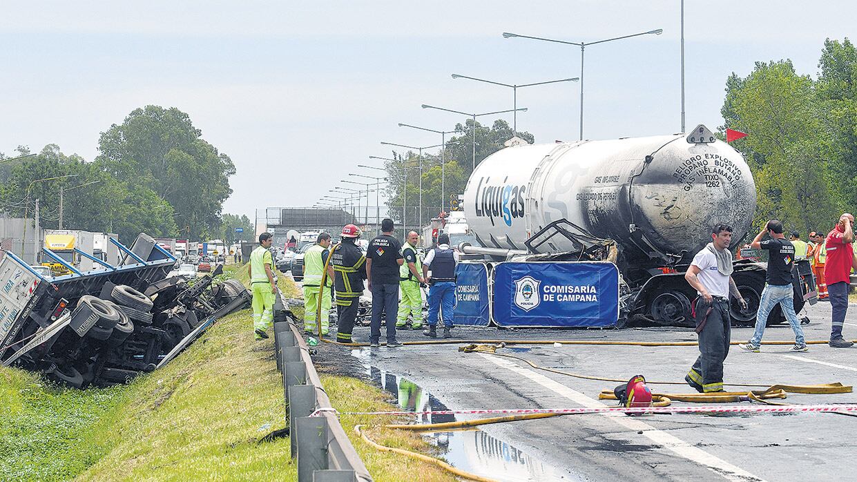 El camión de Liquigas estalló y murieron el conductor y el acompañante.
